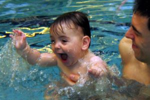 Kind vol plezier in het water
