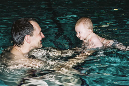 Papa met kind in het water