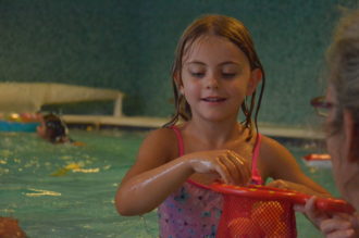 Vader met kind in het water